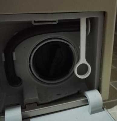 洗衣机为什么漏水海尔（海尔全自动洗衣机漏水是什么原因视频）